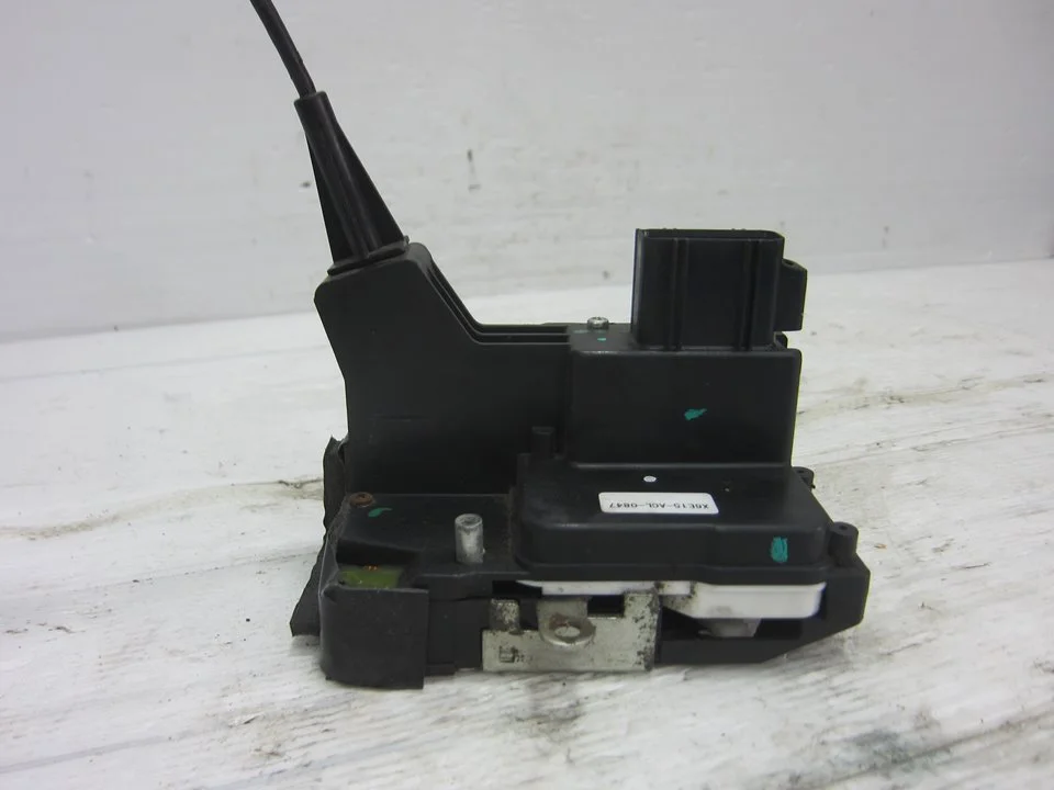 Foto de CERRADURA PUERTA DELANTERA DERECHA FORD FIESTA (CBK) 1.3 CAT (69 CV / 51 KW) referencia X6E15