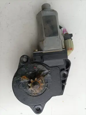 Foto de MOTOR ELEVALUNAS TRASERO IZQUIERDO HYUNDAI ELANTRA (XD) 2.0 CRDi CAT (112 CV / 82 KW) referencia 834502D001 foto 2