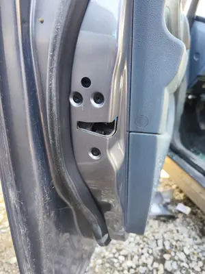 Foto de CERRADURA PUERTA DELANTERA IZQUIERDA FORD FIESTA (CNN) 1.5 TDCi CAT (75 CV / 55 KW) referencia 2049023 foto 2