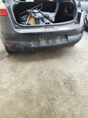Foto de PARAGOLPES TRASERO RENAULT MEGANE III BERLINA 5P 1.5 dCi Diesel FAP (110 CV / 81 KW)