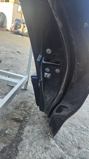Foto de CERRADURA PUERTA TRASERA DERECHA TOYOTA AVENSIS CROSS SPORT (T27) 1.8 16V CAT (147 CV / 108 KW) referencia 6906005051