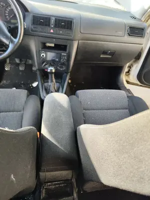 Foto de CONSOLA CENTRAL VOLKSWAGEN GOLF IV BERLINA (1J1)(10.1997) 2.0 (116 CV / 85 KW) foto 2