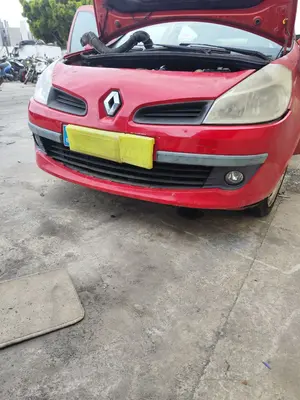 Foto de PARAGOLPES DELANTERO RENAULT CLIO III 1.5 dCi Diesel CAT (86 CV / 63 KW) foto 4