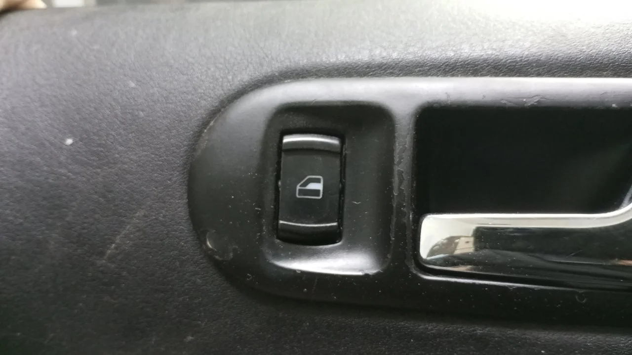 Foto de MANDO ELEVALUNAS DELANTERO DERECHO VOLKSWAGEN PASSAT BERLINA (3B2) 1.6 (101 CV / 74 KW) referencia 3B0959855