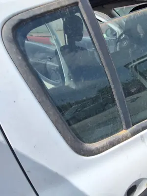 Foto de LUNA CUSTODIA TRASERA DERECHA RENAULT CLIO III 1.2 16V (75 CV / 55 KW)