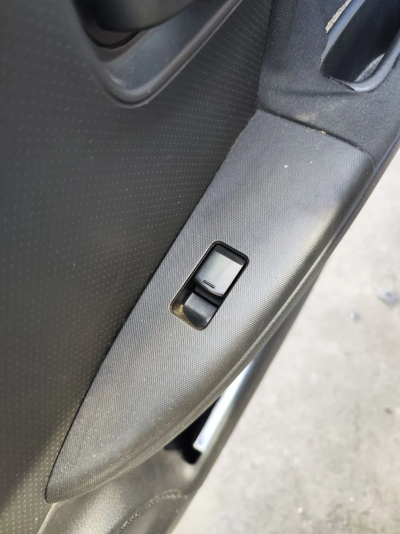 Foto de MANDO ELEVALUNAS DELANTERO DERECHO NISSAN NOTE (E11E) 1.4 CAT (88 CV / 65 KW)