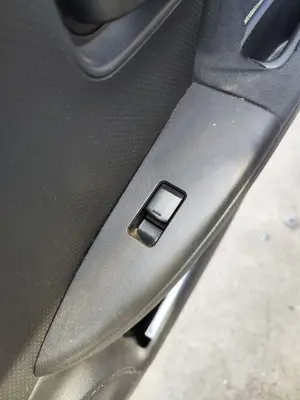 Foto de MANDO ELEVALUNAS DELANTERO DERECHO NISSAN NOTE (E11E) 1.4 CAT (88 CV / 65 KW)