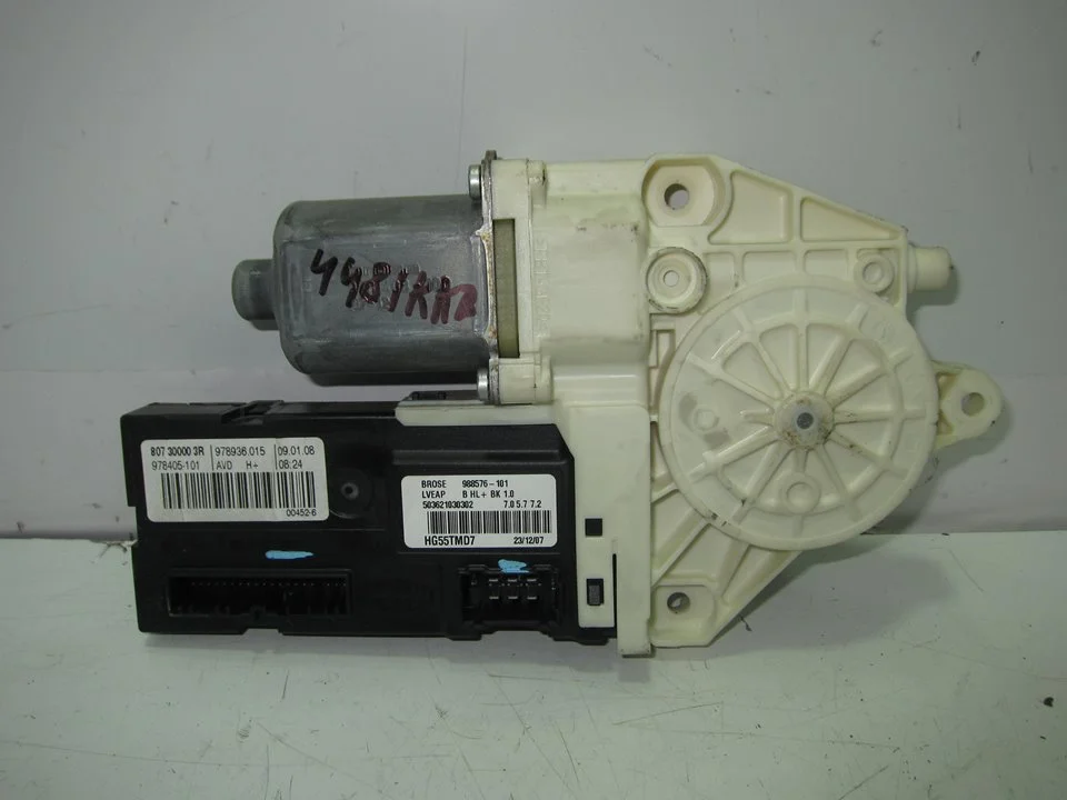 Foto de MOTOR ELEVALUNAS DELANTERO DERECHO RENAULT LAGUNA III BERLINA 2.0 dCi Diesel CAT (131 CV / 96 KW) referencia 80730000