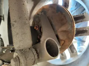 Foto de MANGUETA TRASERA DERECHA RENAULT CLIO III 1.4 16V (98 CV / 72 KW)