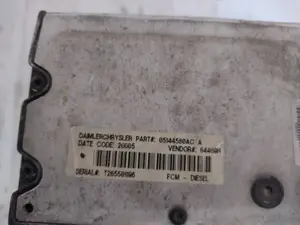 Foto de CAJA RELES / FUSIBLES CHRYSLER VOYAGER (RG) 2.5 CRD CAT (141 CV / 104 KW) referencia 05102969AB foto 3