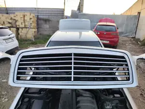 Foto de REJILLA DELANTERA MERCEDES-BENZ CLASE E (BM 210) BERLINA 3.0 Turbodiesel CAT (177 CV / 130 KW)