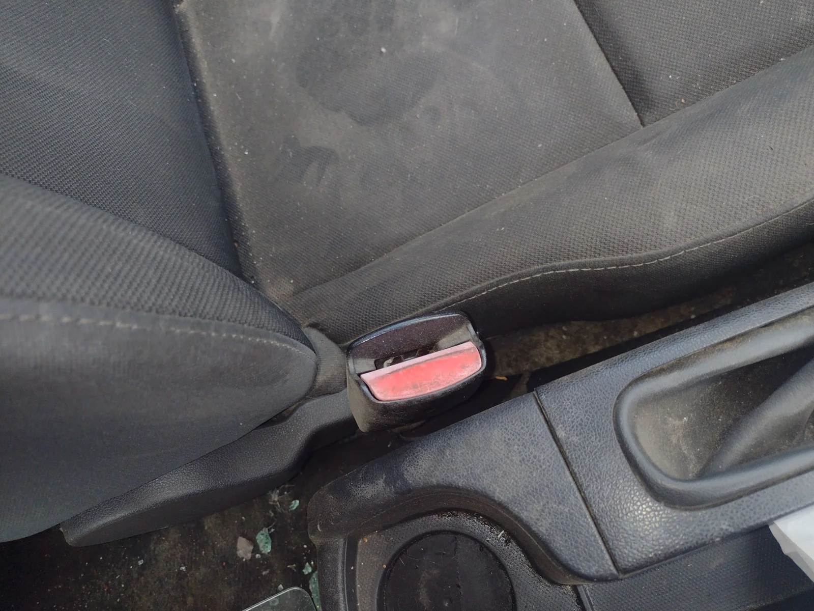 Foto de ENGANCHE CINTURON DELANTERO IZQUIERDO RENAULT MEGANE III BERLINA 5P 1.5 dCi Diesel CAT (86 CV / 63 KW)