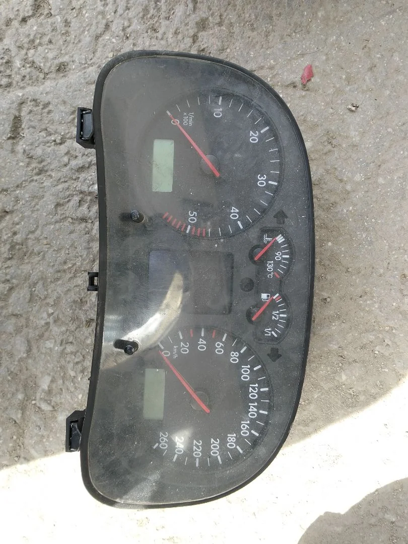 Foto de CUADRO INSTRUMENTOS VOLKSWAGEN GOLF IV BERLINA (1J1)(10.1997) 1.9 TDI (101 CV / 74 KW) referencia 1J0920