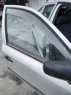 Foto de LUNA DELANTERA DERECHA SKODA OCTAVIA BERLINA (1U2) 1.9 TDI (90 CV / 66 KW)