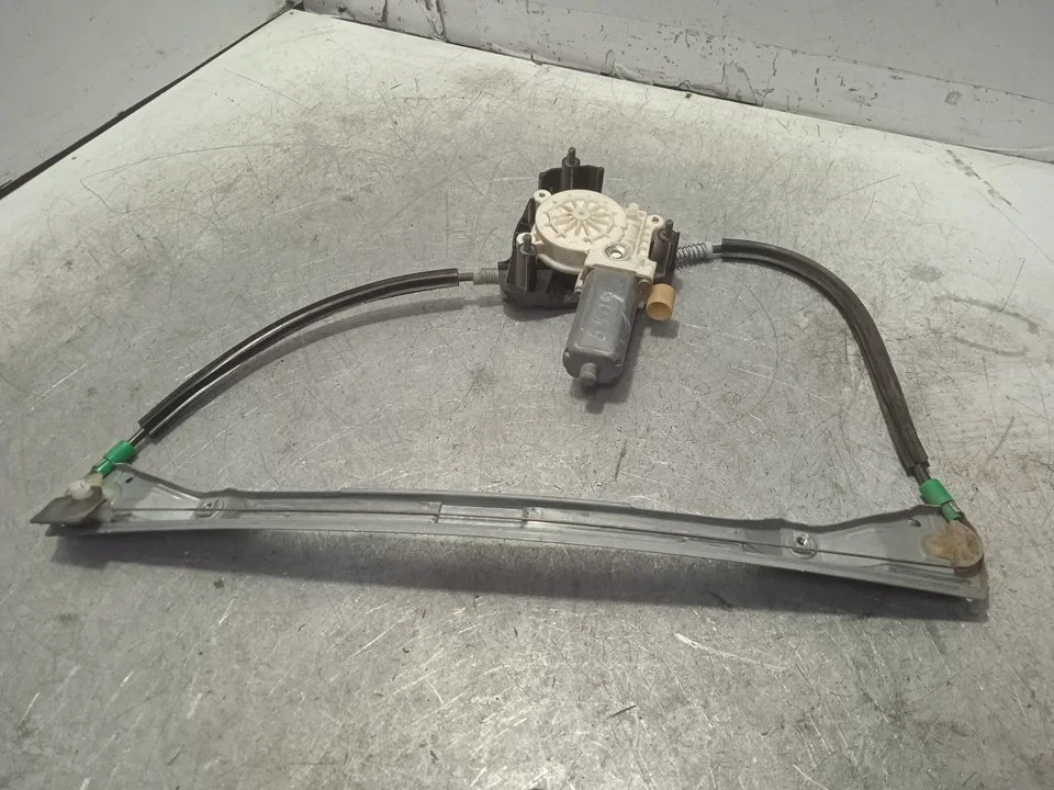 Foto de ELEVALUNAS DELANTERO DERECHO RENAULT CLIO II FASE II (B/CB0) 1.2 16V (75 CV / 55 KW) referencia 106212XXX