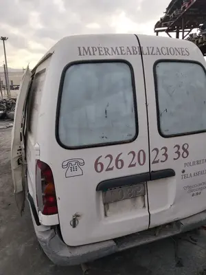 Foto de PORTON TRASERO IZQUIERDO NISSAN VANETTE CARGO 2.3 Diesel (75 CV / 55 KW)