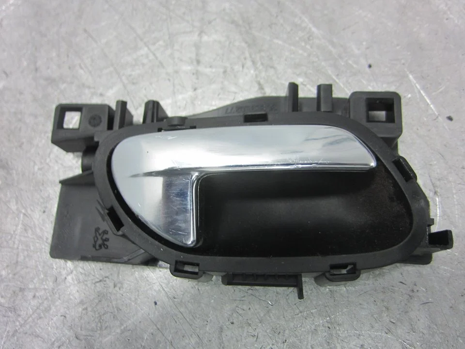 Foto de MANETA INTERIOR TRASERA DERECHA PEUGEOT 308 SW 1.6 HDi FAP (112 CV / 82 KW) referencia 9660525380