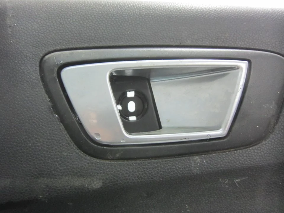 Foto de MANETA INTERIOR TRASERA DERECHA FORD FIESTA (CNN) 1.25 16V CAT (82 CV / 60 KW) referencia 8A61A22600