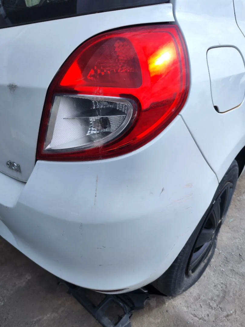 Foto de PILOTO TRASERO DERECHO RENAULT CLIO III 1.5 dCi Diesel FAP (75 CV / 55 KW)