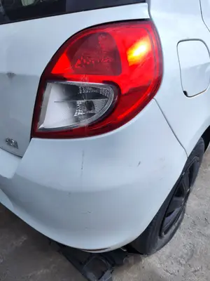 Foto de PILOTO TRASERO DERECHO RENAULT CLIO III 1.5 dCi Diesel FAP (75 CV / 55 KW)