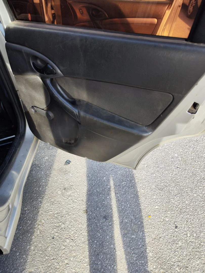 Foto de GUARNECIDO PUERTA TRASERA DERECHA FORD FOCUS FAMILIAR (CAK) 1.8 TDCi Turbodiesel CAT (116 CV / 85 KW)