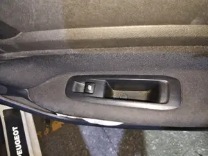 Foto de MANDO ELEVALUNAS TRASERO DERECHO PEUGEOT 308
