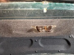 Foto de CERRADURA MALETERO / PORTON PEUGEOT 406 BERLINA (S1/S2) 2.0 HDi CAT (90 CV / 66 KW)