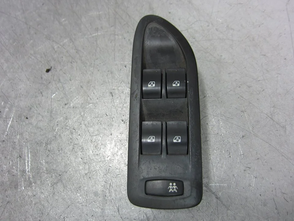 Foto de MANDO ELEVALUNAS DELANTERO IZQUIERDO RENAULT LAGUNA II GRANDTOUR (KG0) referencia 8200018989A
