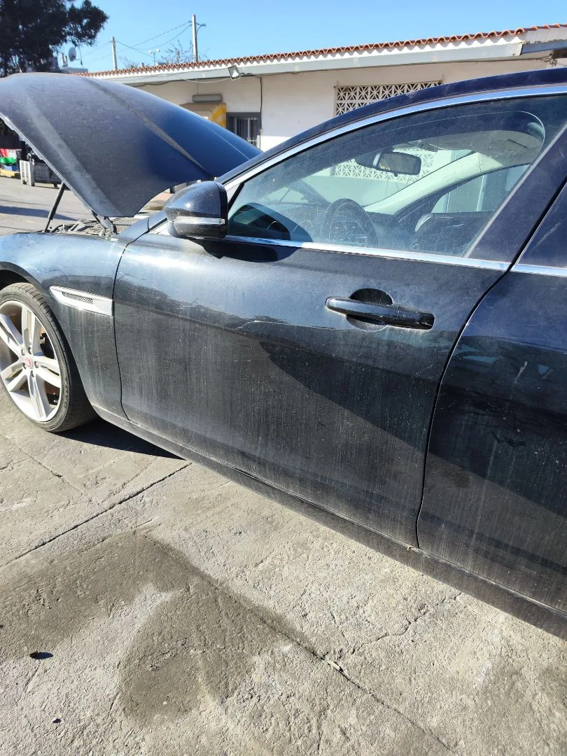Foto de PUERTA DELANTERA IZQUIERDA JAGUAR XE 2.0 Turbo CAT (200 CV / 147 KW)
