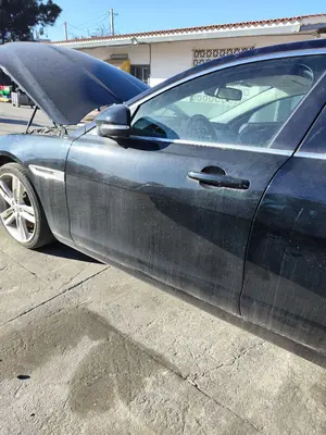 Foto de PUERTA DELANTERA IZQUIERDA JAGUAR XE 2.0  Turbo CAT (200 CV / 147 KW)