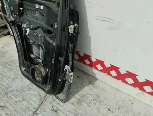 Foto de PUERTA TRASERA IZQUIERDA MERCEDES-BENZ CLASE ML (BM 163) 3.7 V6 CAT (245 CV / 180 KW) foto 9