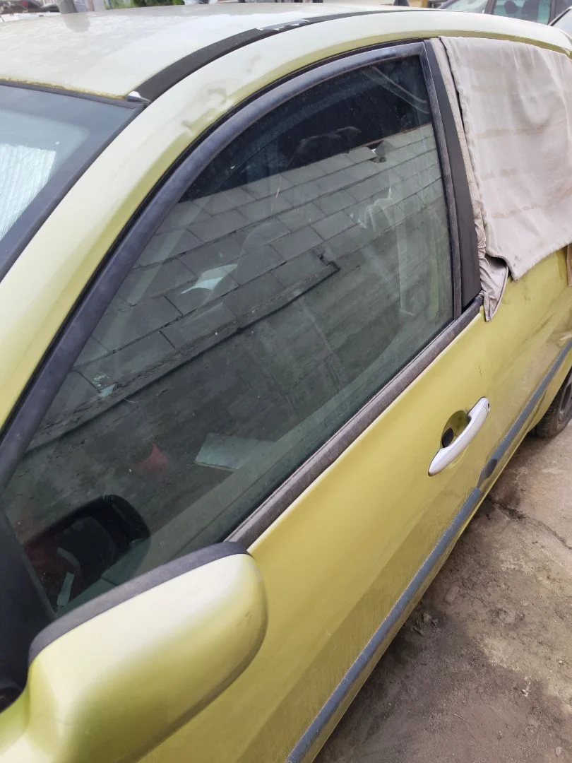 Foto de LUNA DELANTERA IZQUIERDA RENAULT MEGANE II BERLINA 5P 1.6 CAT (113 CV / 83 KW) referencia 8200211227