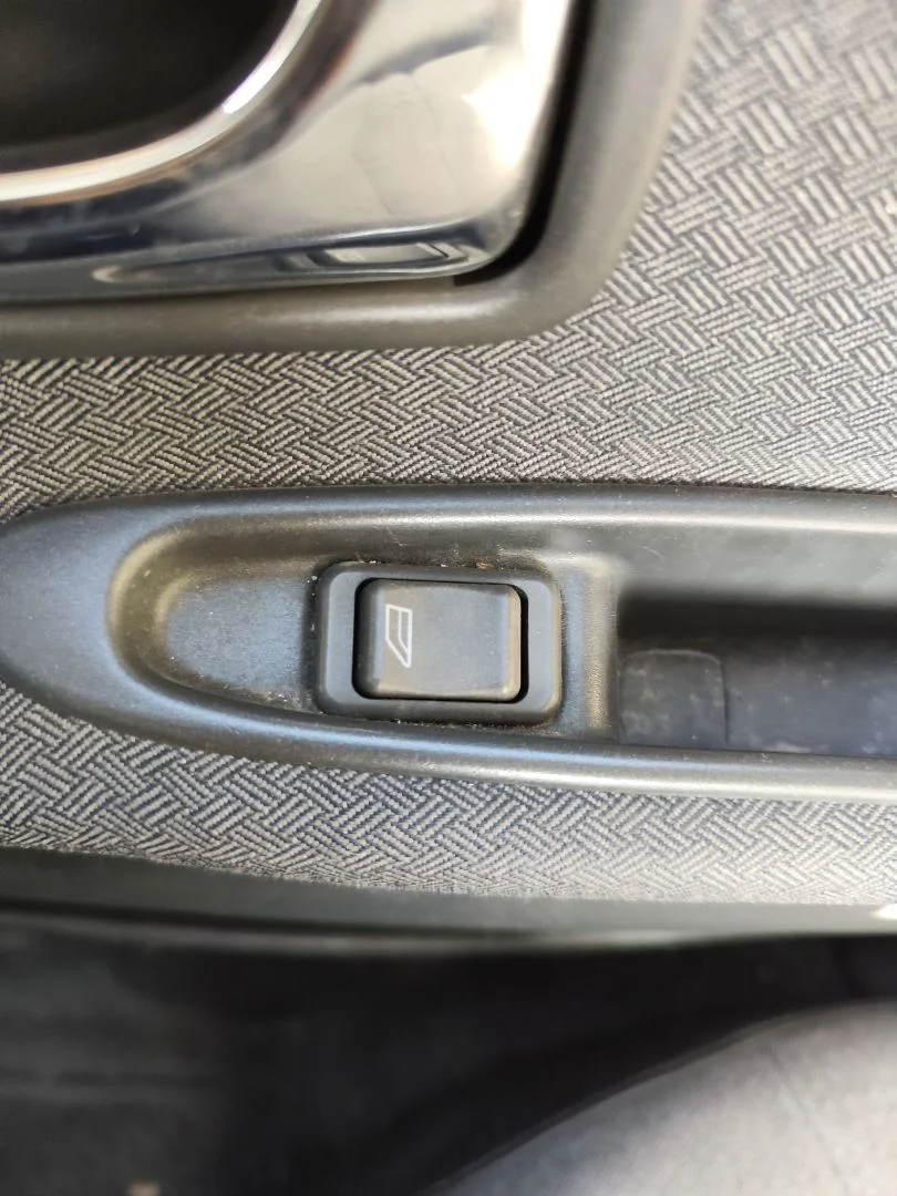 Foto de MANDO ELEVALUNAS TRASERO DERECHO VOLVO S40 BERLINA 1.6 CAT (109 CV / 80 KW)