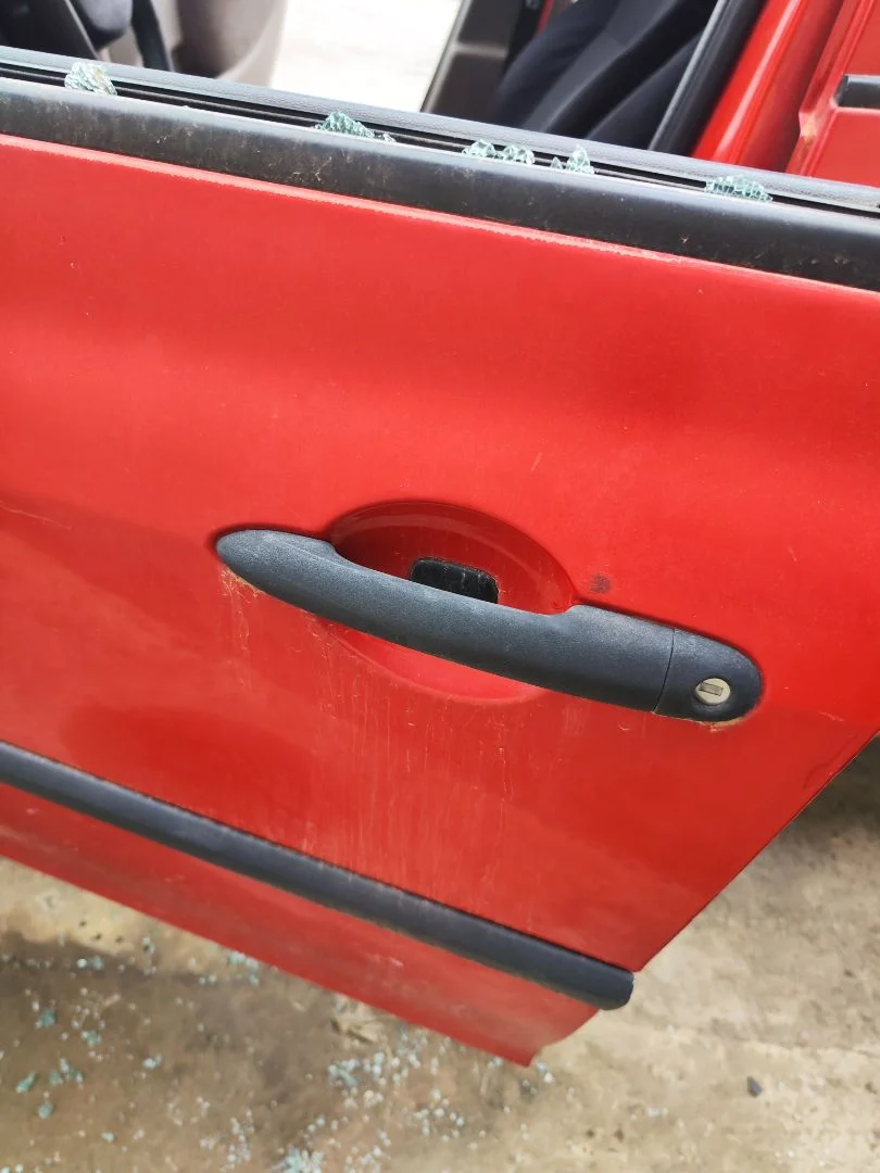 Foto de MANETA EXTERIOR DELANTERA IZQUIERDA RENAULT CLIO III 1.5 dCi Diesel CAT (86 CV / 63 KW)