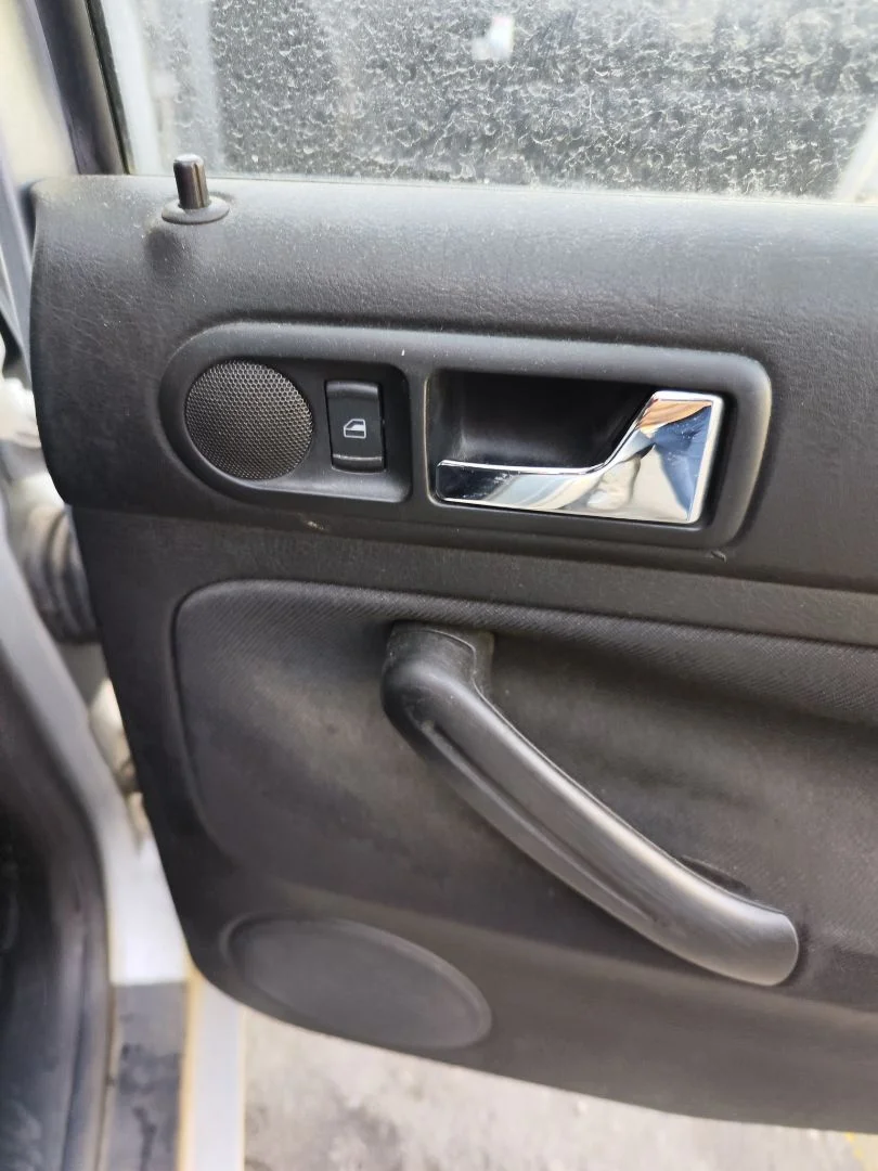 Foto de MANDO ELEVALUNAS TRASERO DERECHO VOLKSWAGEN GOLF IV BERLINA (1J1)(10.1997) 1.9 TDI (131 CV / 96 KW)