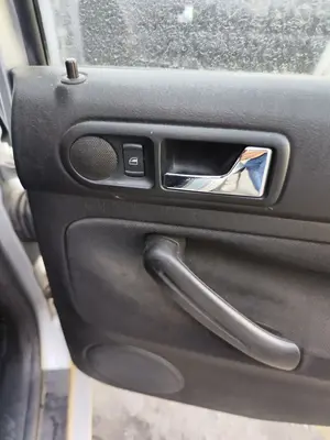 Foto de MANDO ELEVALUNAS TRASERO DERECHO VOLKSWAGEN GOLF IV BERLINA (1J1)(10.1997) 1.9 TDI (131 CV / 96 KW)