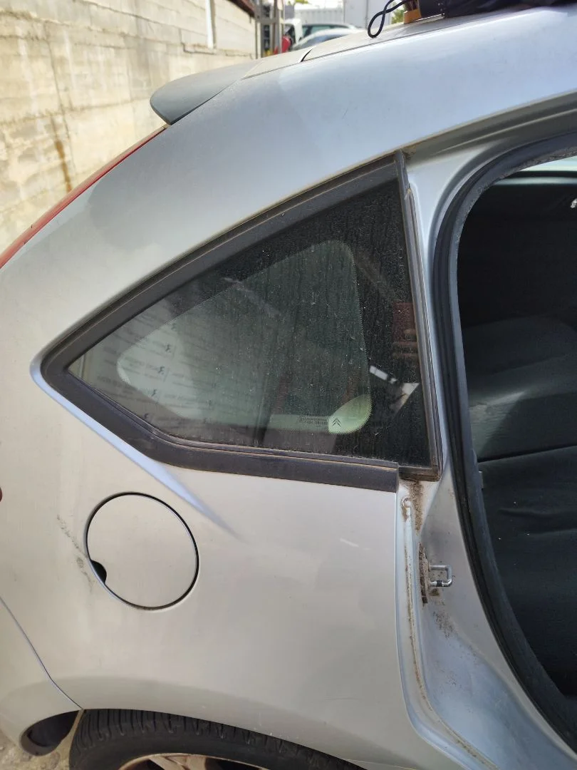 Foto de LUNA CUSTODIA TRASERA DERECHA CITROEN C4 BERLINA 1.6 16V HDi (90 CV / 66 KW)