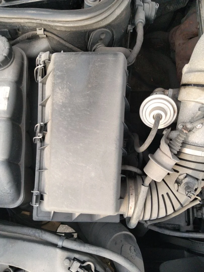 Foto de CAJA FILTRO AIRE MERCEDES-BENZ CLASE E (BM 210) BERLINA 3.0 Diesel CAT (136 CV / 100 KW) referencia A6040900301