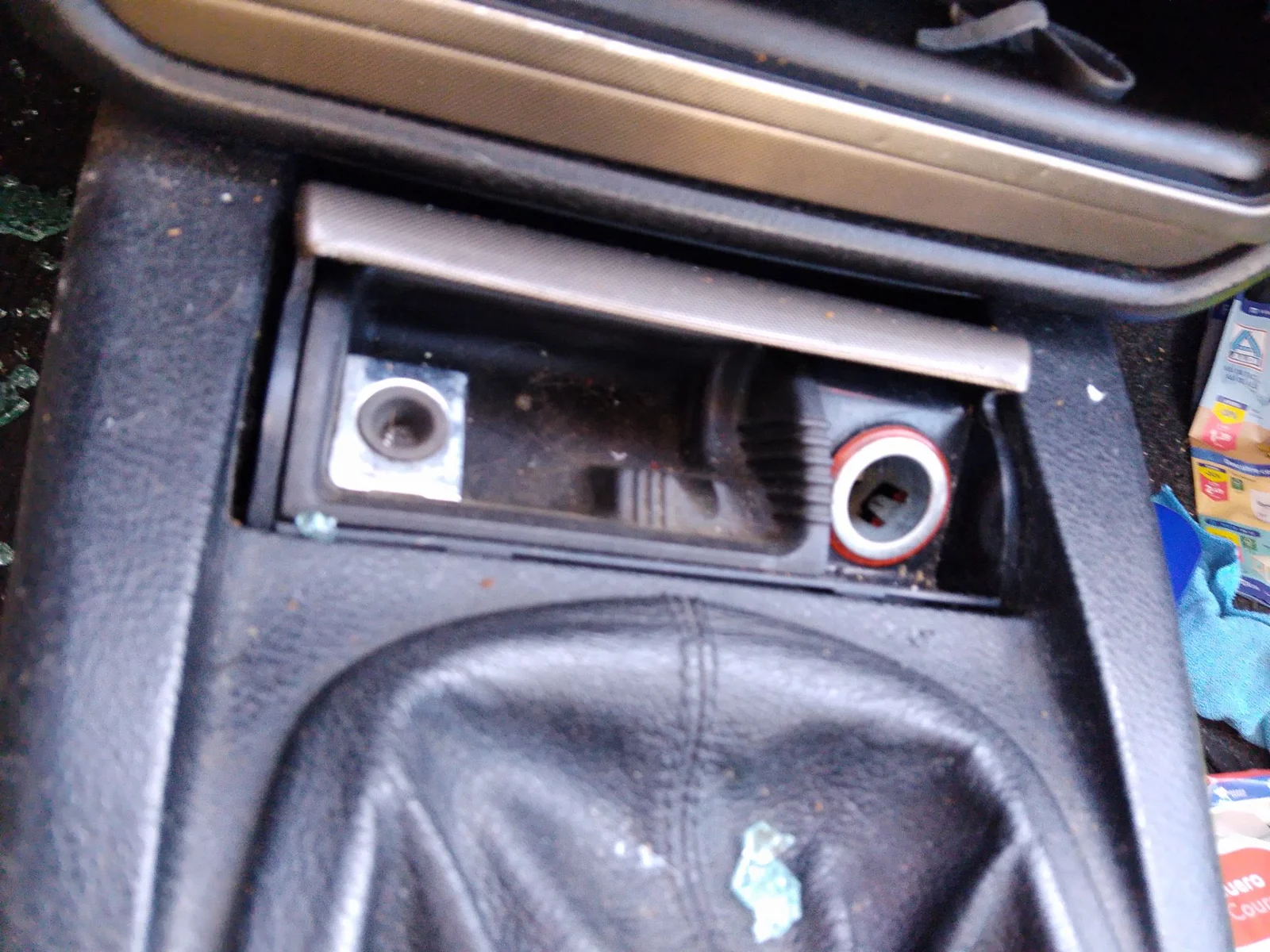 Foto de CENICERO VOLKSWAGEN PASSAT BERLINA (3B3) 1.9 TDI (131 CV / 96 KW)
