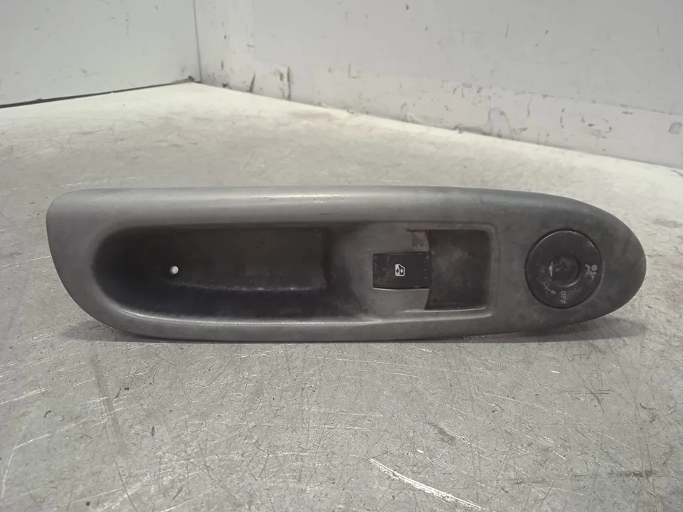 Foto de MANDO ELEVALUNAS DELANTERO DERECHO RENAULT CLIO II FASE II (B/CB0) 1.2 16V (75 CV / 55 KW) referencia 8200084005