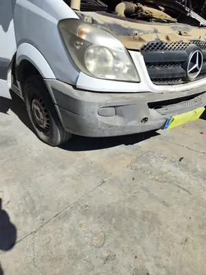 Foto de PARAGOLPES DELANTERO MERCEDES-BENZ SPRINTER II FURGÓN 2.1 CDI CAT (88 CV / 65 KW) foto 2