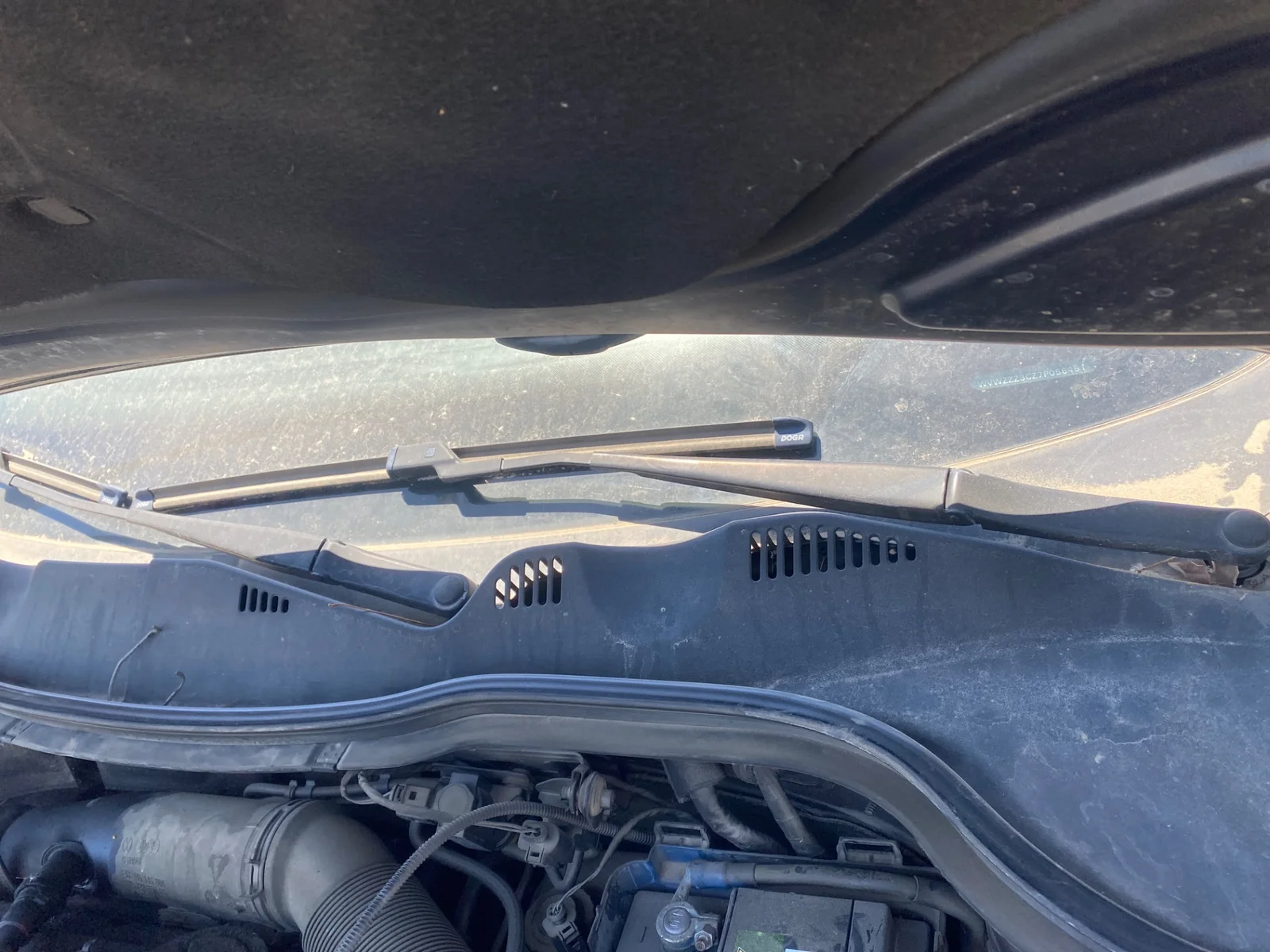 Foto de BRAZO LIMPIA DELANTERO IZQUIERDO VOLKSWAGEN PASSAT BERLINA (3C2) 2.0 TDI (140 CV / 103 KW) referencia 3C1955409C