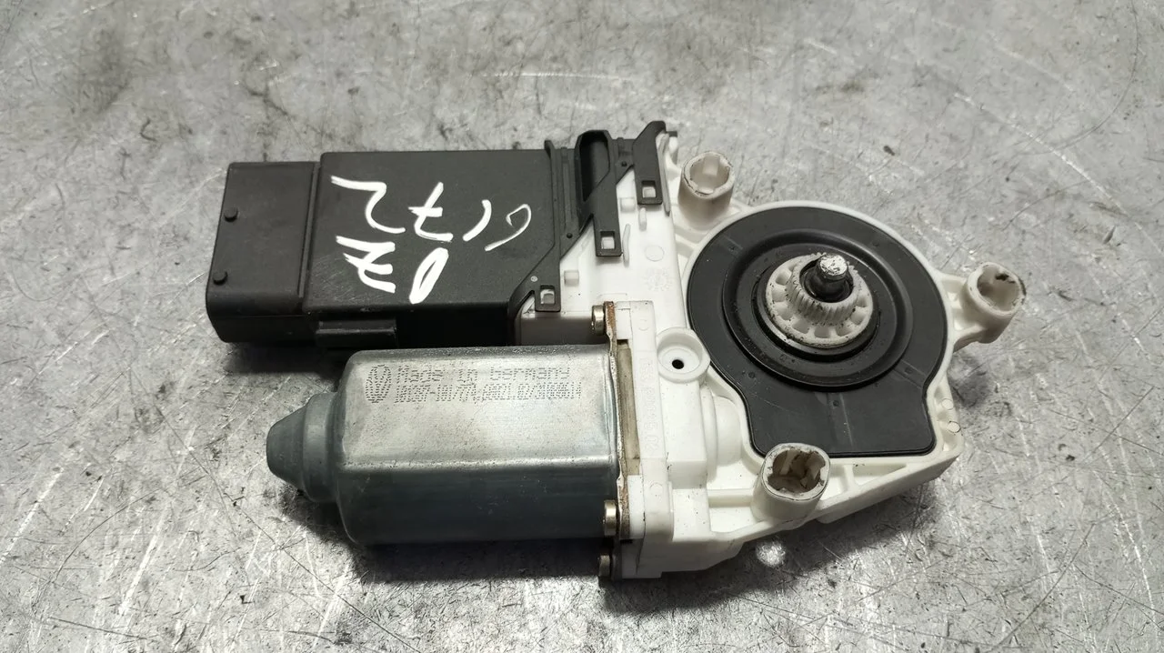Foto de MOTOR ELEVALUNAS DELANTERO IZQUIERDO SEAT LEON (1M1) 1.9 TDI (90 CV / 66 KW) referencia 9776101430203