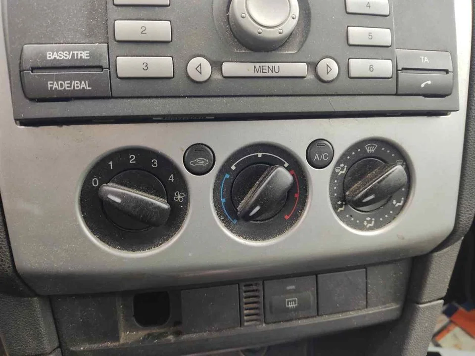 Foto de MANDO CALEFACCION / AIRE ACONDICIONADO FORD FOCUS BERLINA (CAP) 1.8 TDCi Turbodiesel CAT (116 CV / 85 KW) referencia 69607324