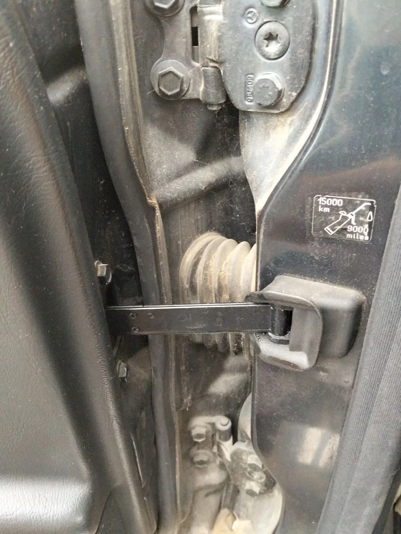 Foto de RETENEDOR PUERTA MERCEDES-BENZ CLASE E (BM 210) BERLINA 3.0 Diesel CAT (136 CV / 100 KW) referencia A2107200116