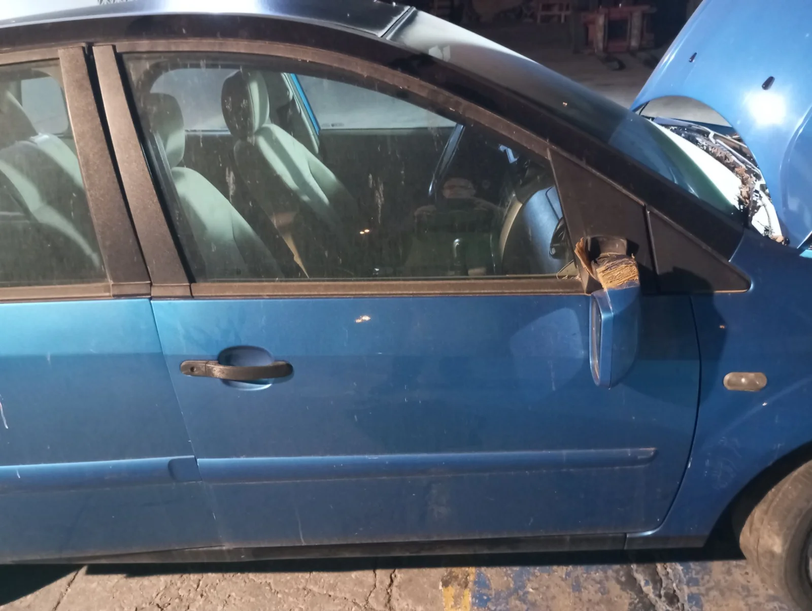 Foto de PUERTA DELANTERA DERECHA FORD FIESTA (CBK) 1.25 16V CAT (69 CV / 51 KW)