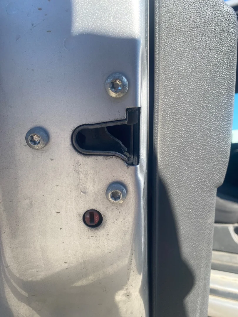 Foto de CERRADURA PUERTA TRASERA IZQUIERDA OPEL ZAFIRA B 1.9 CDTI (120 CV / 88 KW) referencia 13210739