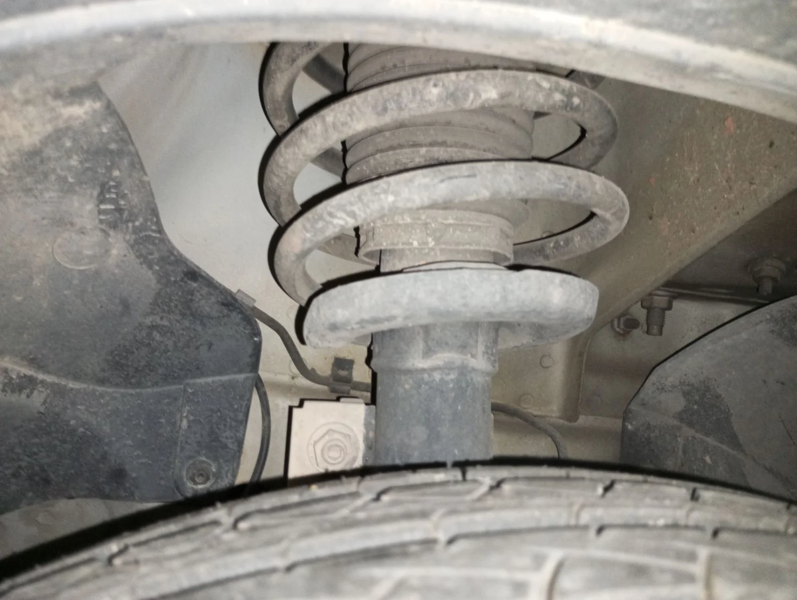 Foto de AMORTIGUADOR DELANTERO DERECHO FORD FIESTA (CBK) 1.4 16V CAT (80 CV / 59 KW) referencia 1329534