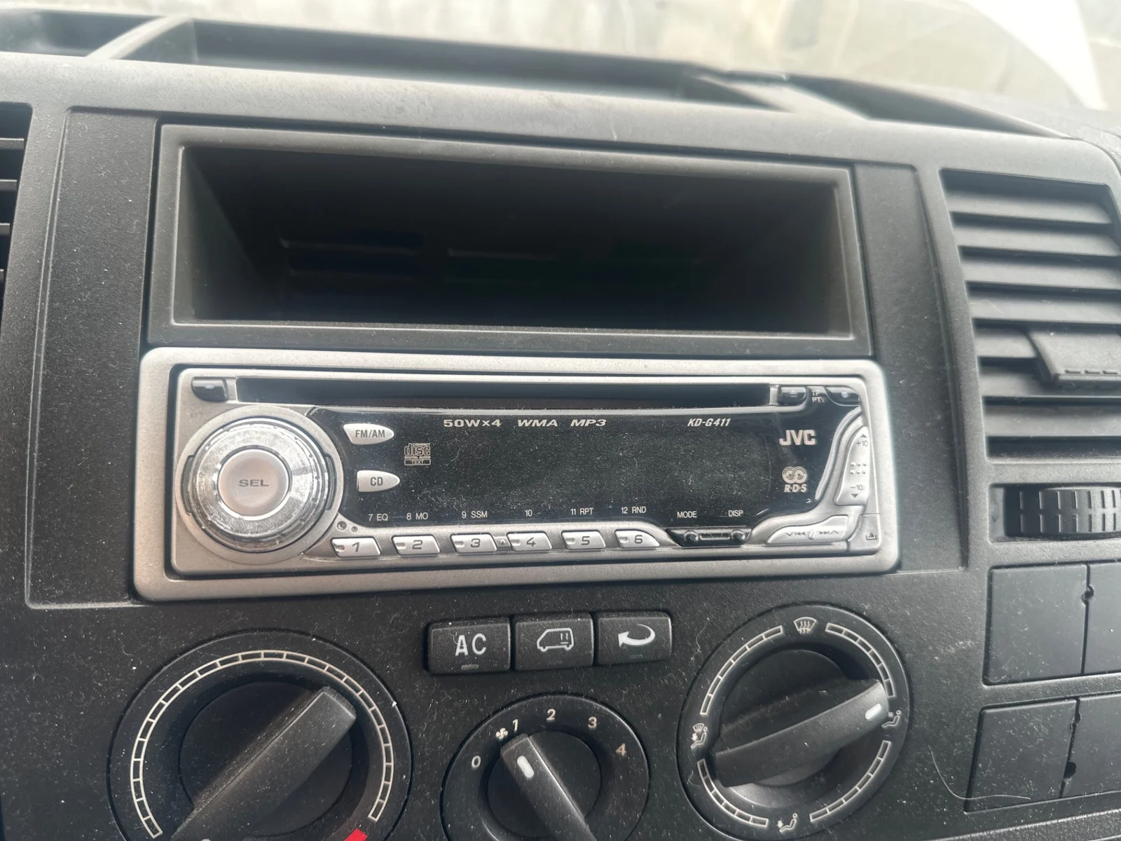 Foto de SISTEMA AUDIO / RADIO CD VOLKSWAGEN T5 TRANSPORTER BUS (7H) 2.5 TDI (131 CV / 96 KW)