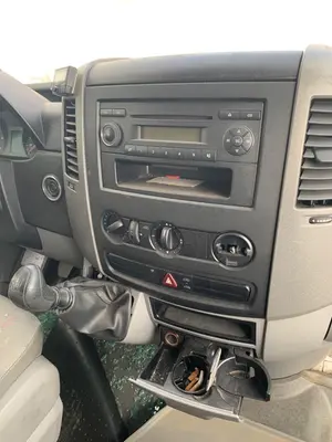Foto de CONSOLA CENTRAL VOLKSWAGEN CRAFTER FURGÓN (2E) 2.5 TDI DPF (109 CV / 80 KW)